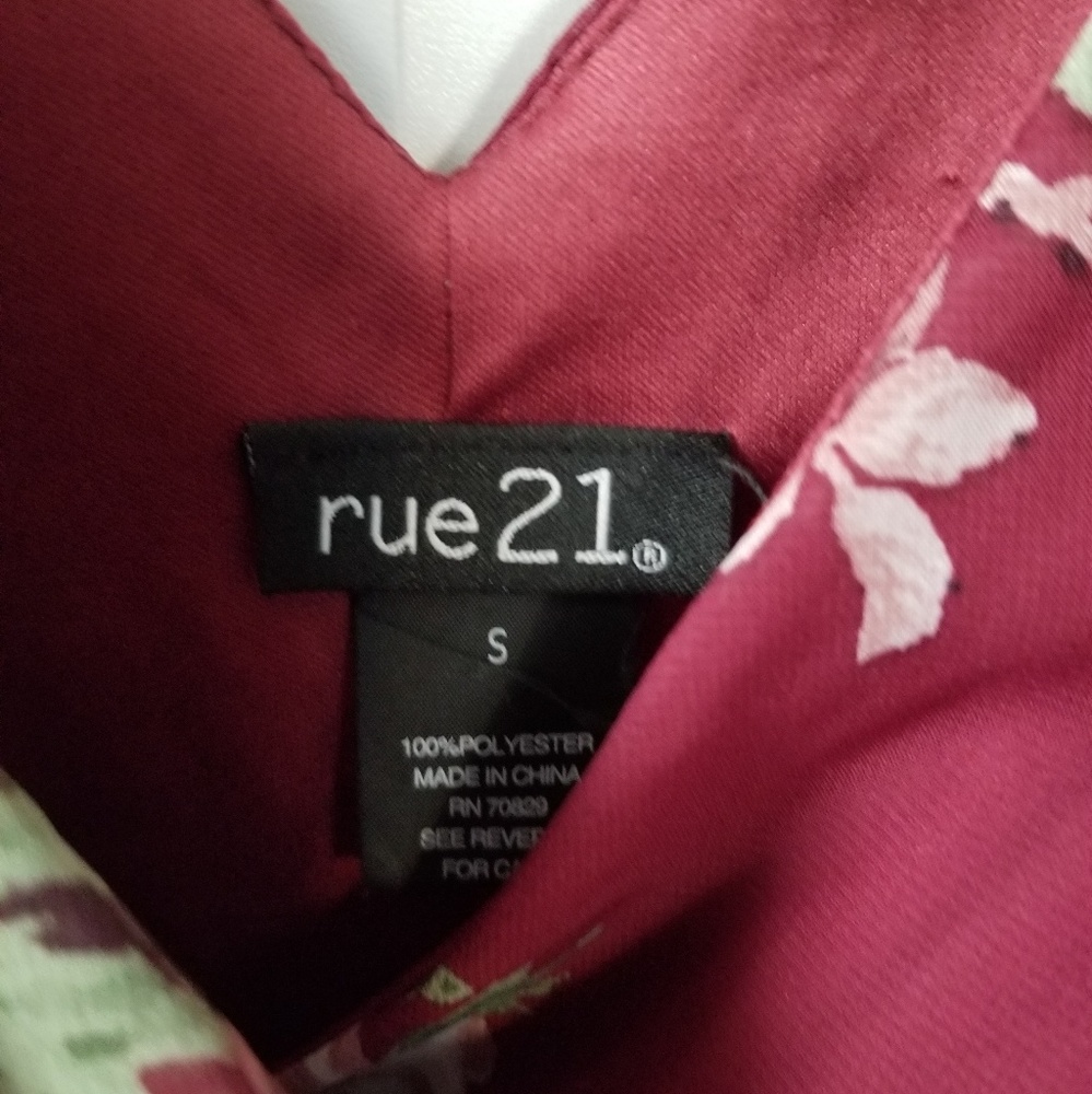 Rue 21 Flared sleeve Romper - Picture 2 of 6